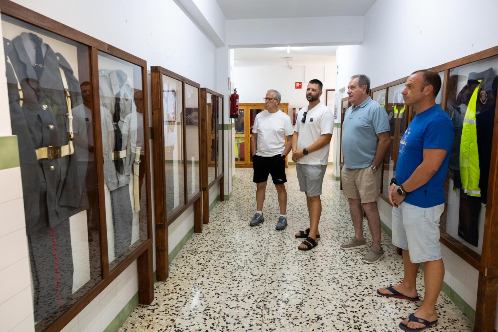 Juan Cruz Ruiz (al fondo y anterior jefe de la Policía Municipal de Tudela), Javier Sagaseta (policía foral), Alberto Buñuel (policía local jubilado) y Ricardo Casamián (actual jefe y en primer plano) observando los distintos uniformes del cuerpo local ordenador cronológicamente en las dependencias ubicadas en el antiguo colegio Virgen de la Cabeza.