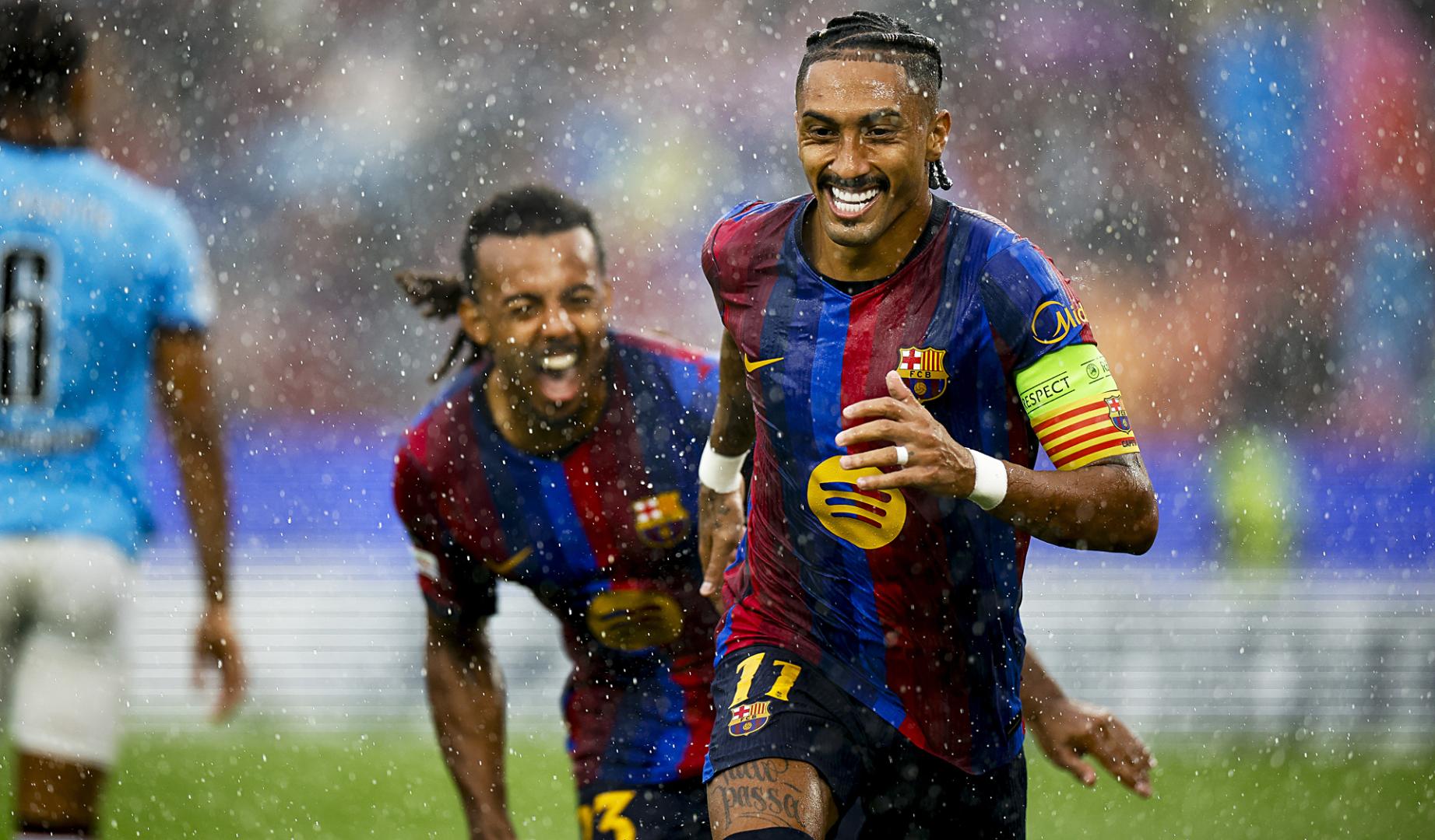 El jugador del Barcelona Raphinha, celebra su primer gol contra el Feyenoord