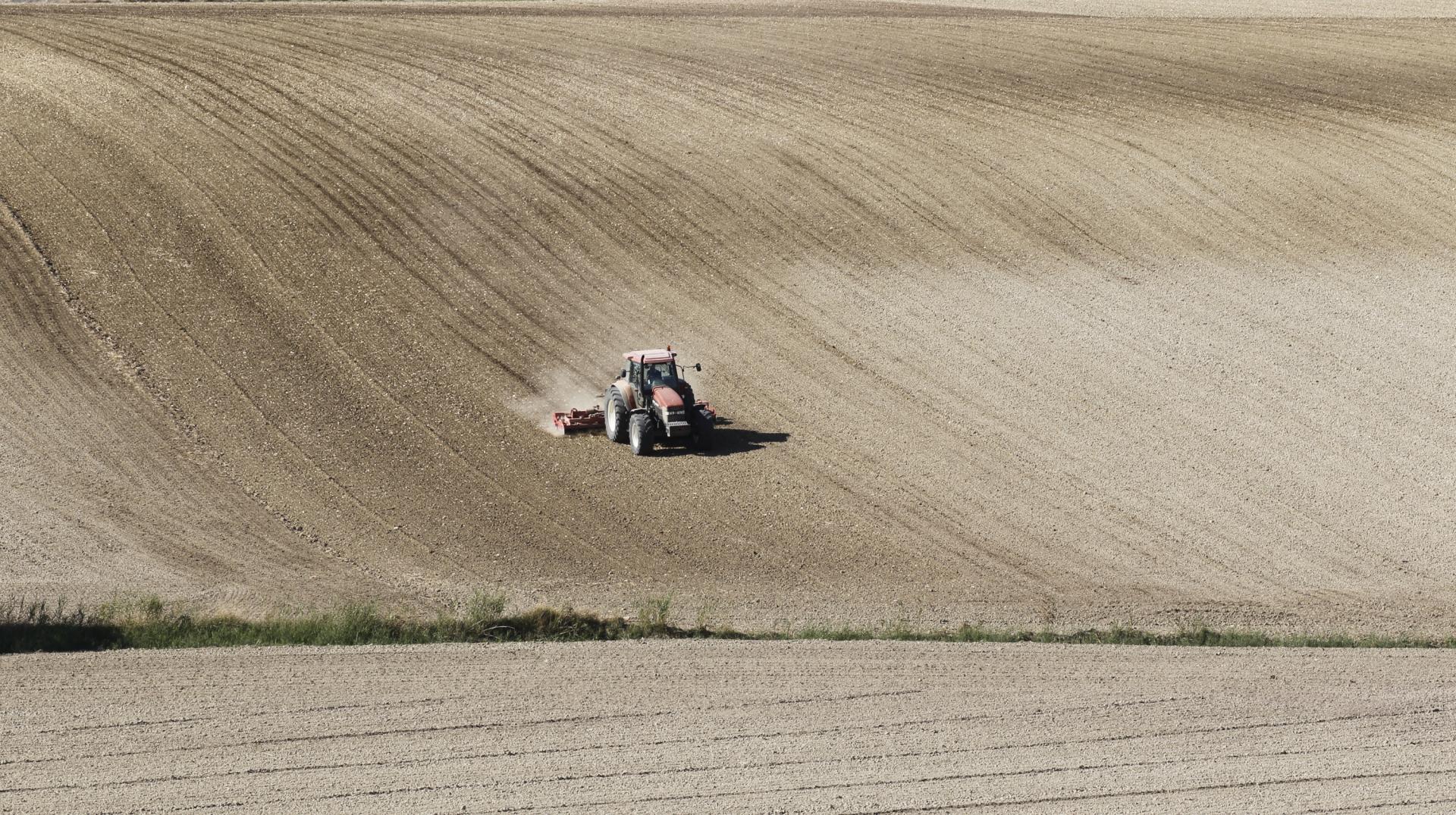 Un tractor en una imagen de archivo arando tierra