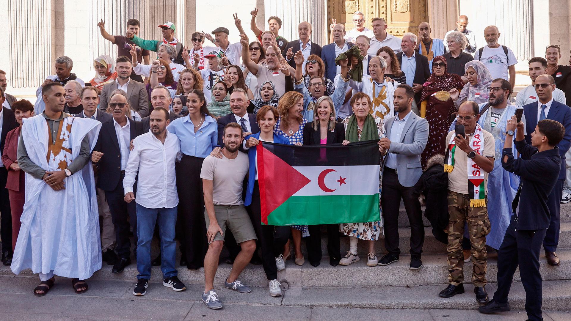 La presidenta del Congreso Francina Armengol, la ministra de Sanidad Mónica García, y la diputada de SUMAR, Teslem Andala Ubbi, y el portavoz de ERC Gabriel Rufián, entre otros, posan con representantes saharauis en la escalinata del Congreso