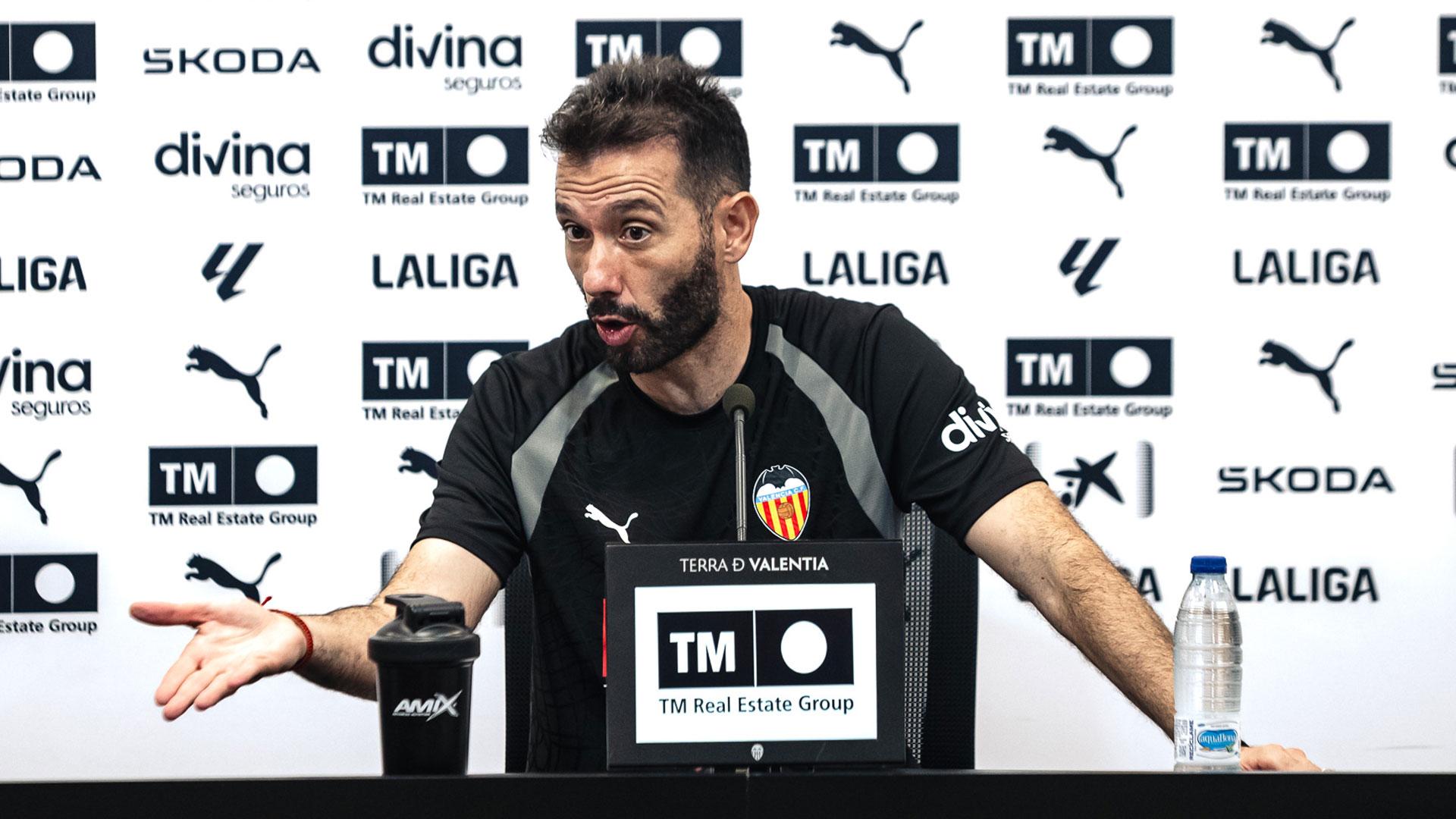 El entrenador del Valencia, Carlos Corberán, este jueves en rueda de prensa