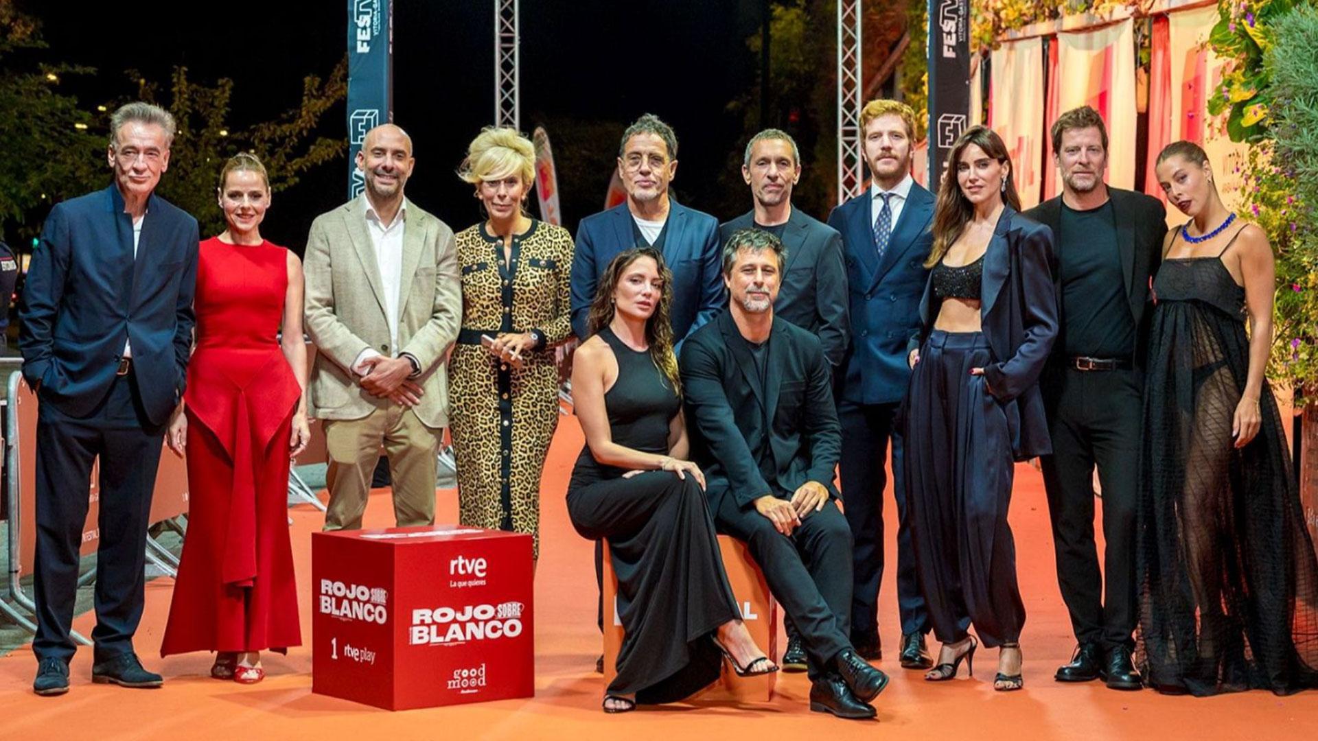 Foto de familia de la serie 'Rojo sobre blanco' en la alfombra roja del FesTVal de Vitoria