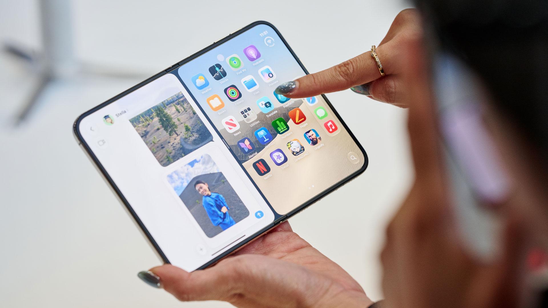 Una persona usando el 'iPhone Duo' de Apple durante el evento especial de lanzamientos de Apple