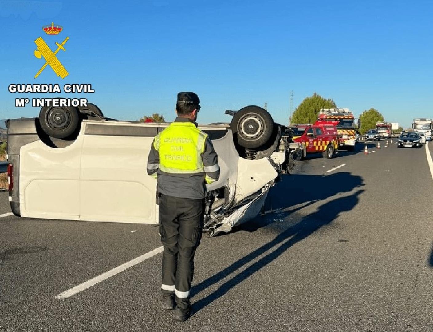 Furgoneta volcada en el accidente de Viana