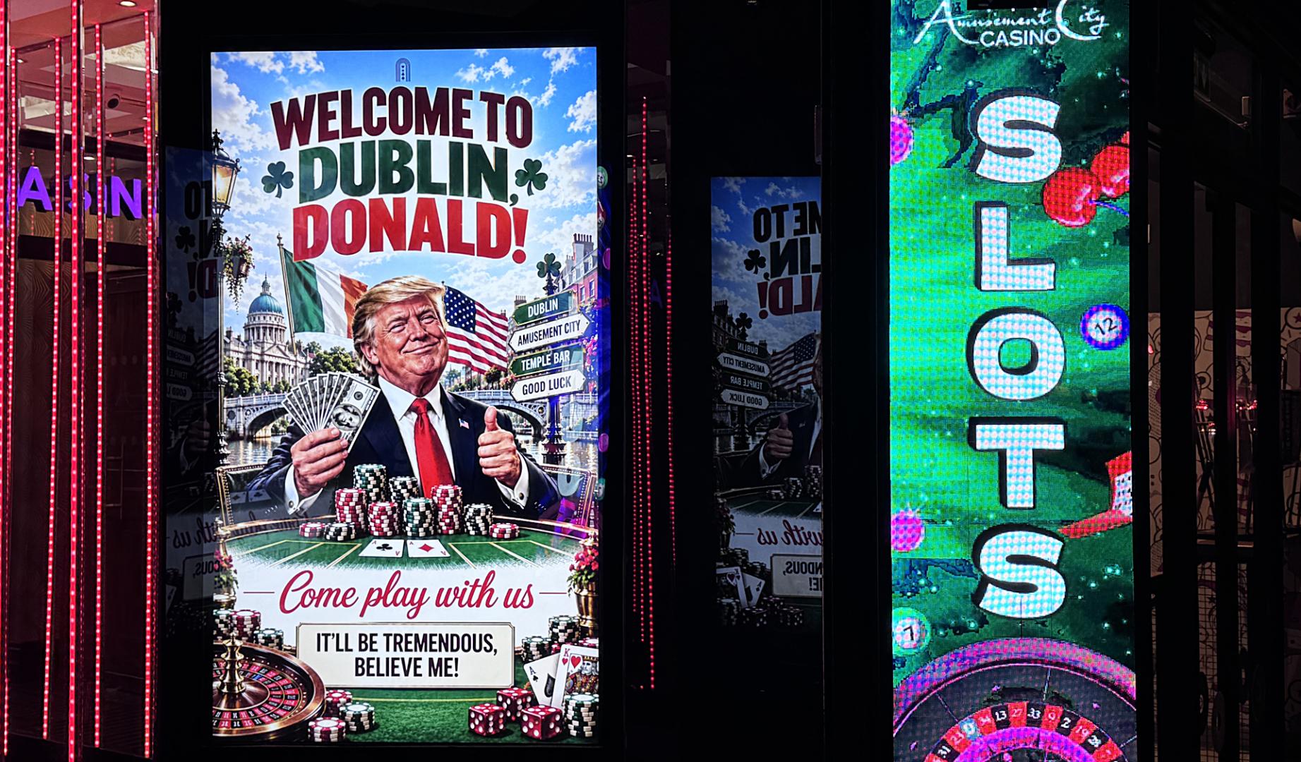 Vista de carteles de bienvenida al presidente de Estados Unidos, Donald Trump en las calles de Dublín
