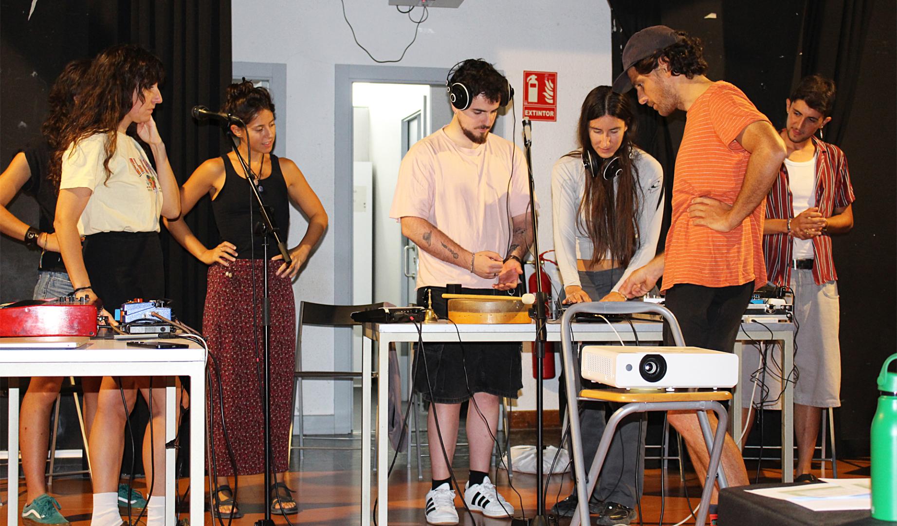 Varias personas participan en una de las iniciativas musicales de los Encuentros