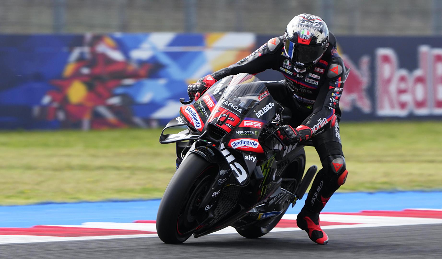 El piloto de Aprilia Racing Marco Bezzecchi durante la calificación en el GP de MIsano