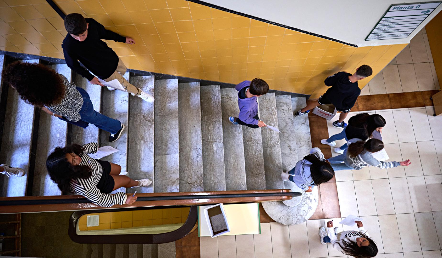 Un grupo de alumnos de Secundaria en las escaleras de un centro público de Pamplona durante un inicio de curso