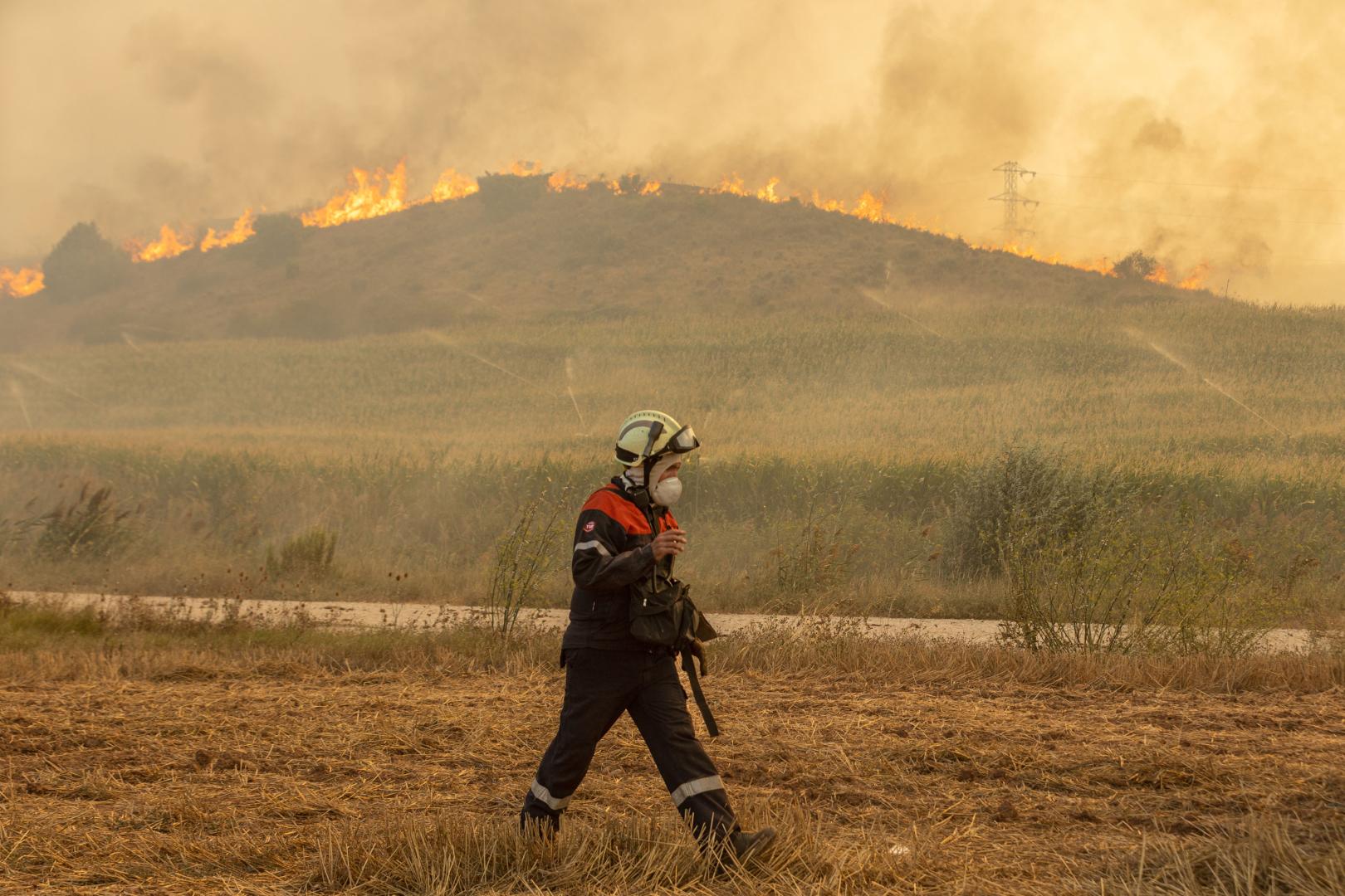Un bombero navarro durante una intervención en Valdizarbe