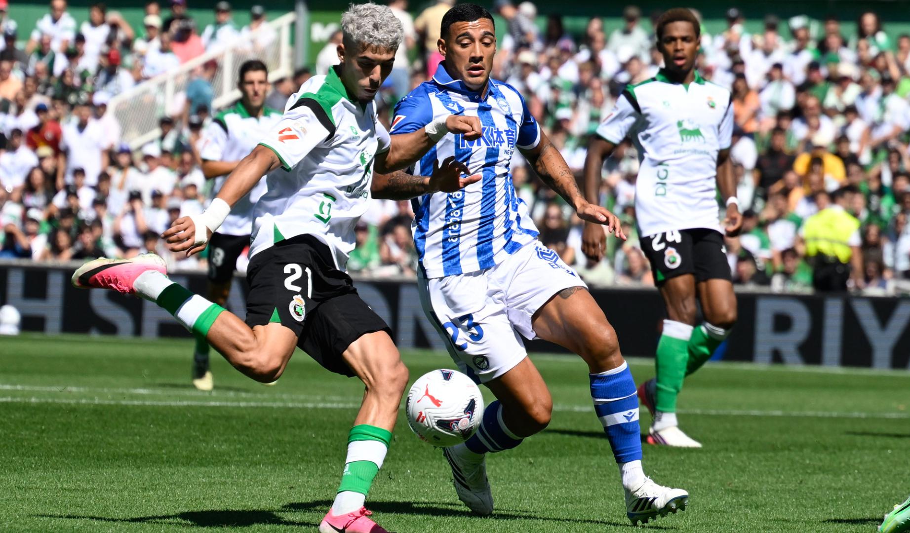 El delantero del Racing Yassir Zabiri disputa un balón ante Carlos Benavídez (d) del Alavés durante el partido de la jornada 5 de LaLiga