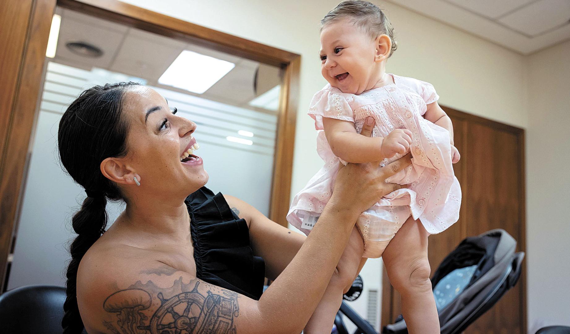 La pequeña Alma, junto a su madre Tania Da Costa Sanz, en la sede de Diario de Navarra en Tudela.