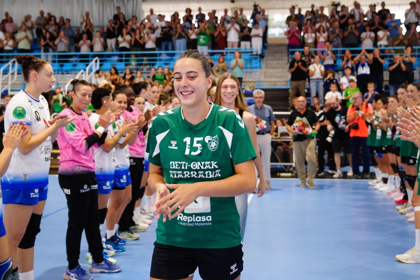 Edurne Donderis, nueva jugadora del Replasa, y la navarra June Aguinagalde, de Anaitasuna, han sido reconocidas antes del encuentro por su oro en el Mundial juvenil de este verano