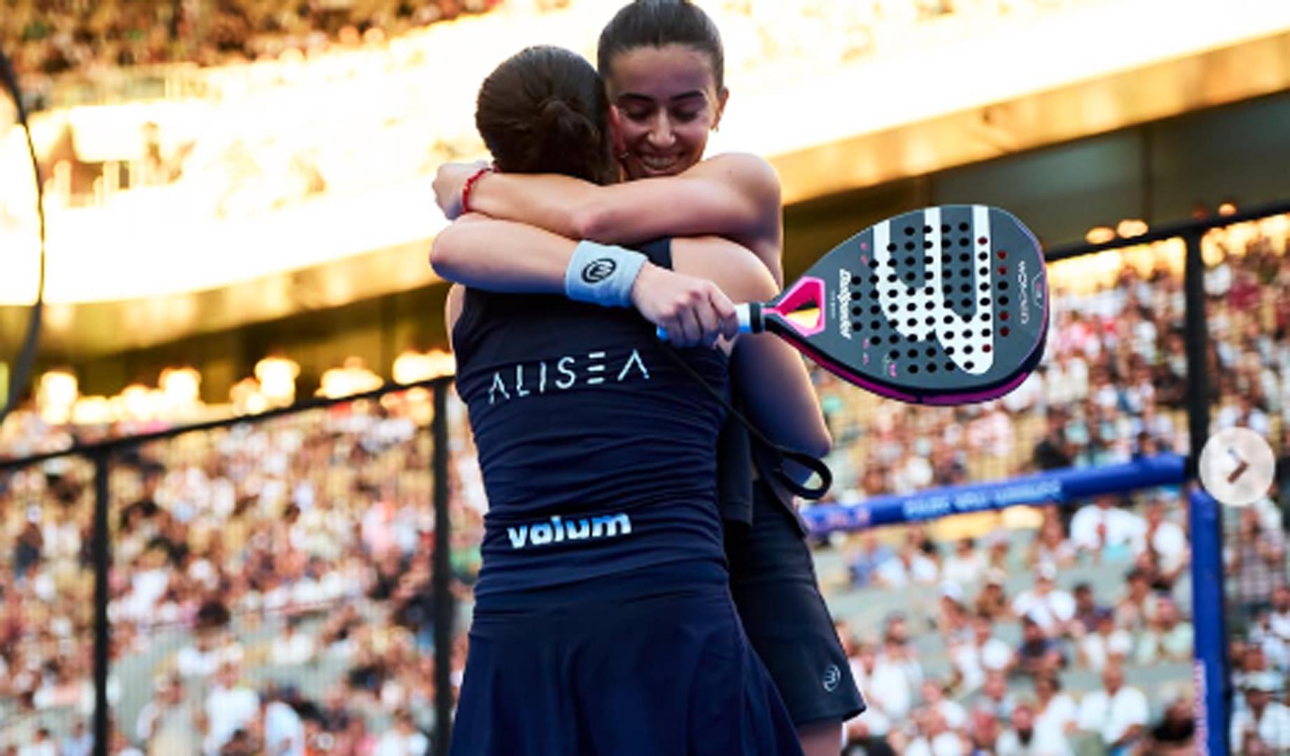 Martina Calvo y Claudia Fernández se abrazan tras derrotar a Gemma Triay y Delfi Brea en la sem mifinal del Alpine París Major