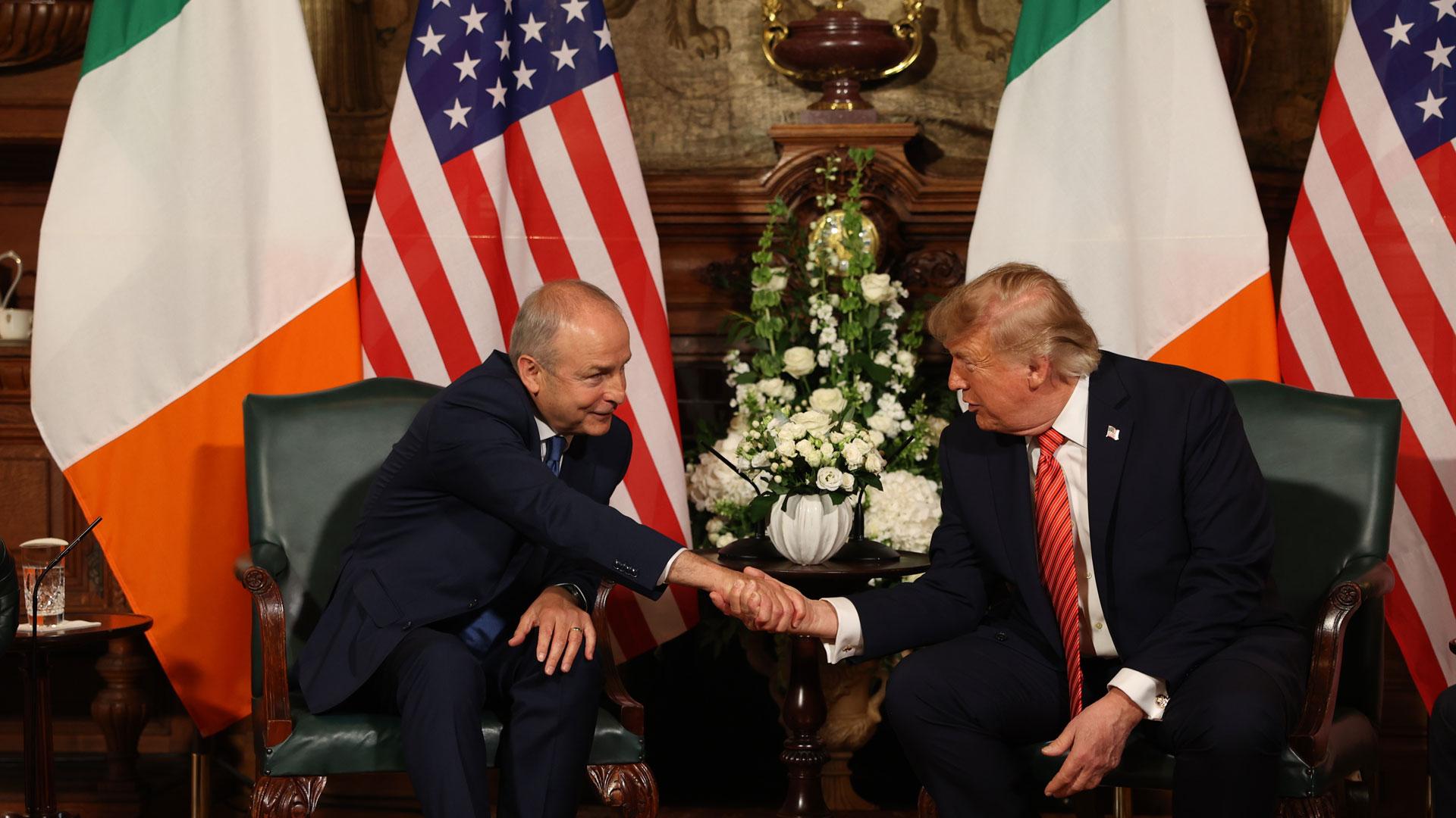 El primer ministro irlandés, Michéal Martin, y el presidente de Estados Unidos, Donald Trump, se saludan duranta la visita oficial a Dublín