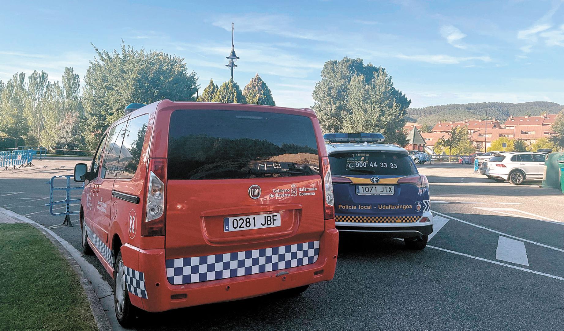 Vehículos de Policía Foral y de la Policía Local del Valle de Egüés el viernes en Gorraiz. Ambos cuerpos estuvieron presentes junto a la Guardia Civil.