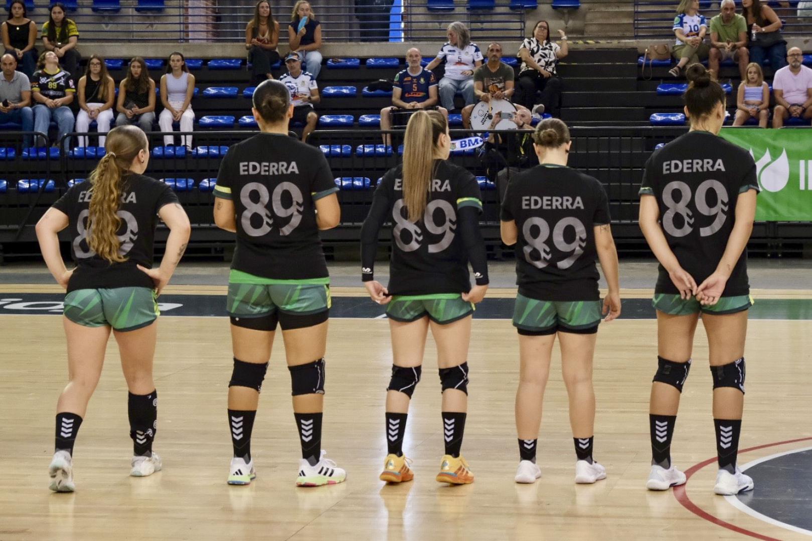 Las jugadoras del club Grafometal Sporting La Rioja, con una camiseta de luto con el número 89 para el emotivo homenaje que han brindado a la navarra Silvia Ederra Urra, leyenda del balonmano femenino y del club, tras su reciente fallecimiento.