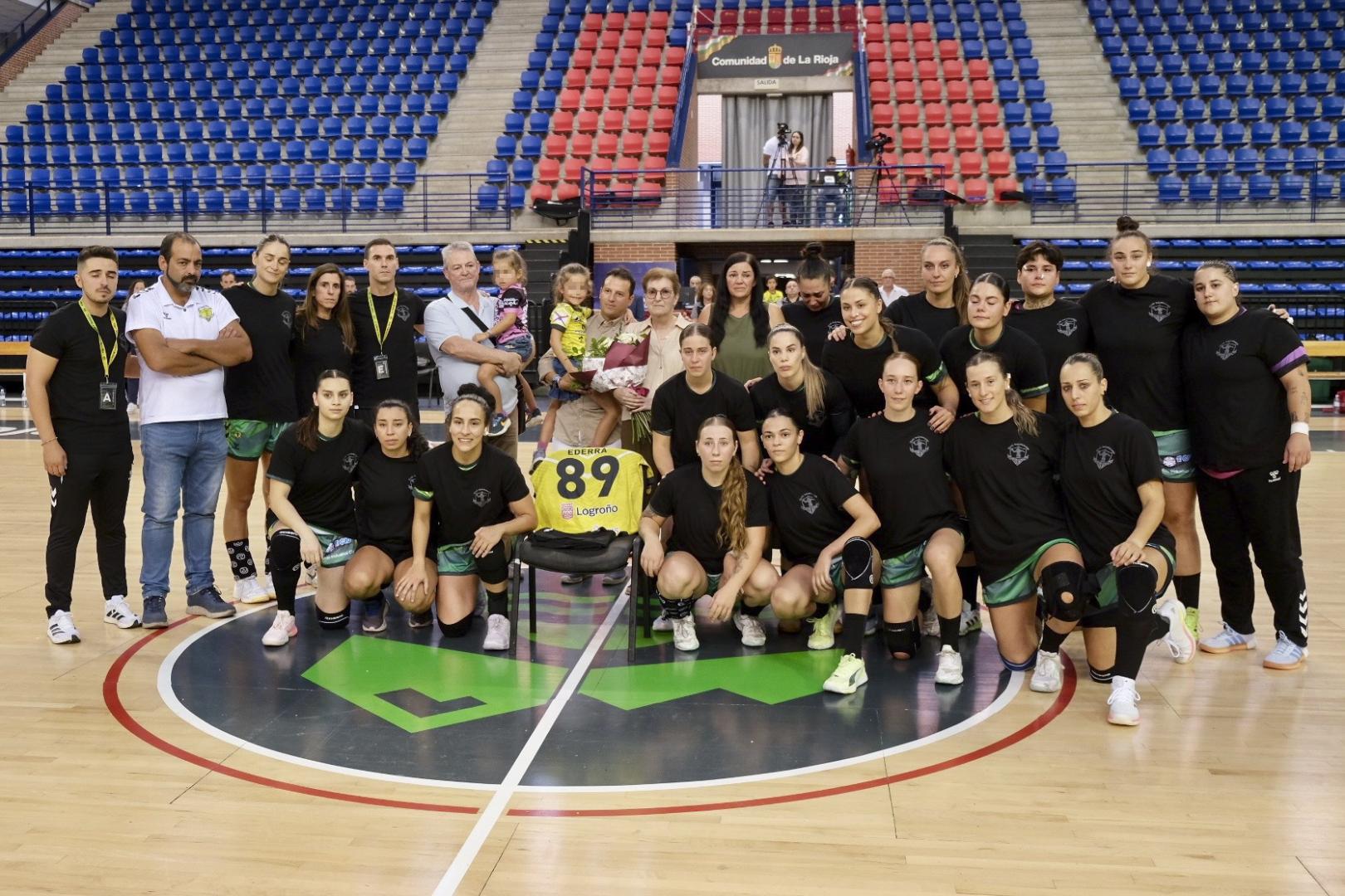 Componentes del Grafometal Sporting La Rioja, junto a los familiares de Silvia Ederra tras el acto de recuerdo y homenaje