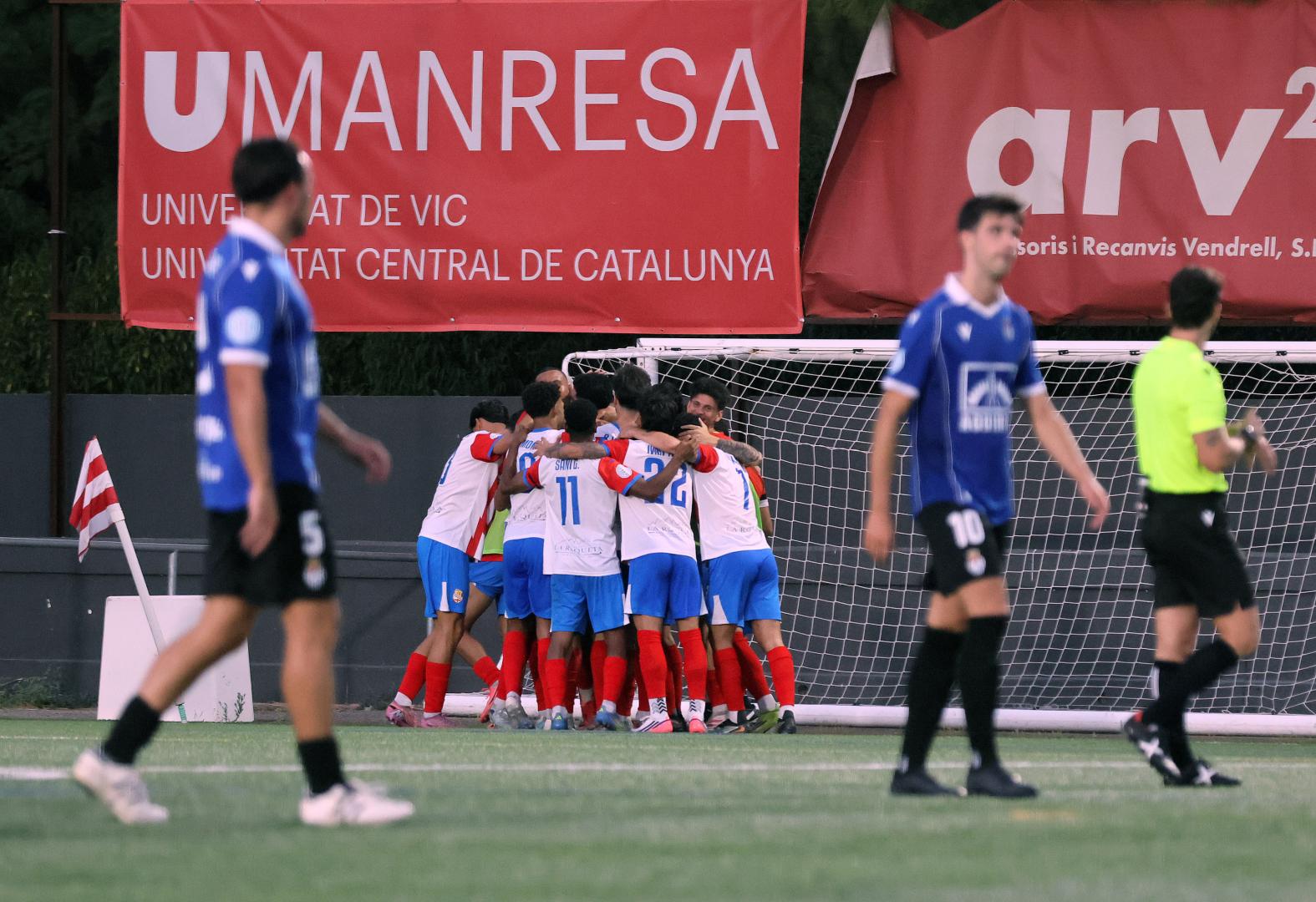 Los jugadores del Manresa celebran un gol ante la desolación de Alejandro Castillo y Joaquín Recalde.