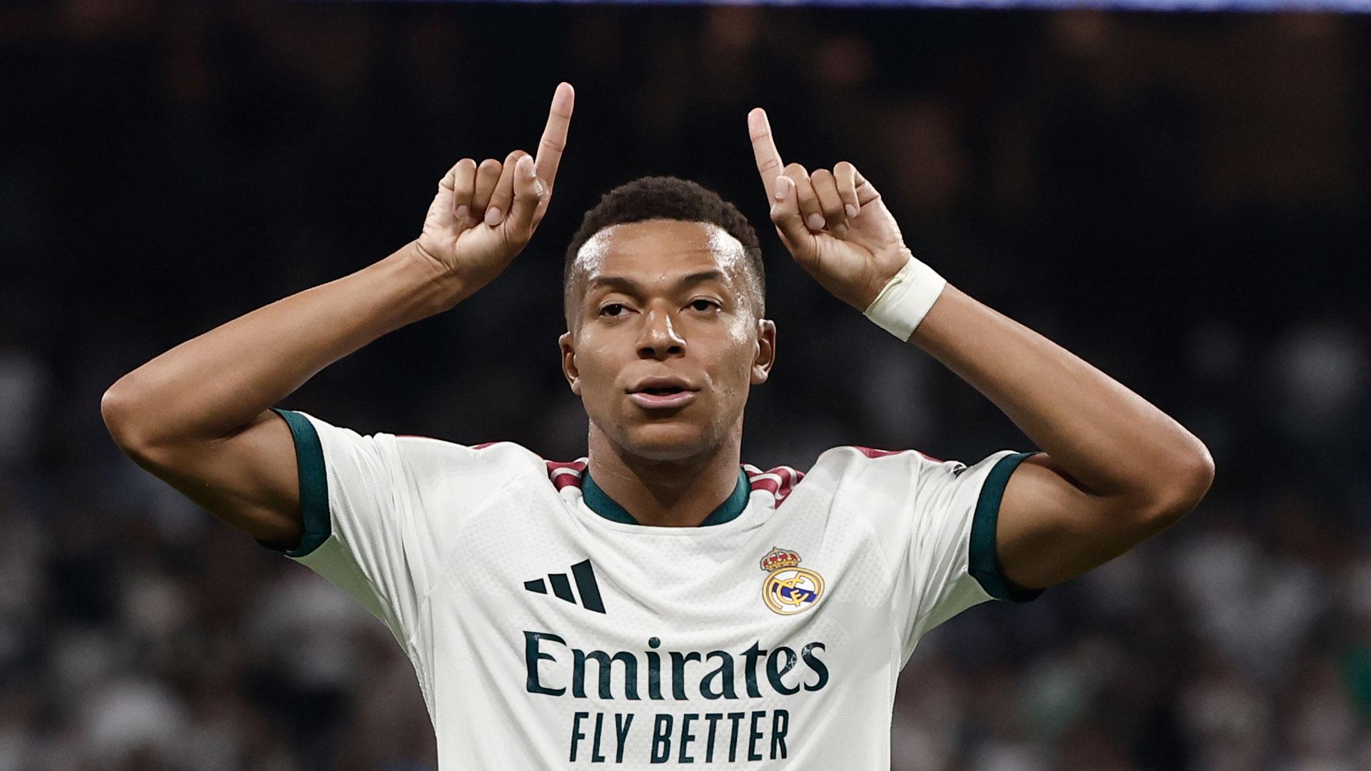El delantero francés del Real Madrid Kylian Mbappé celebra su segundo gol en el encuentro frente al Rayo Vallecano