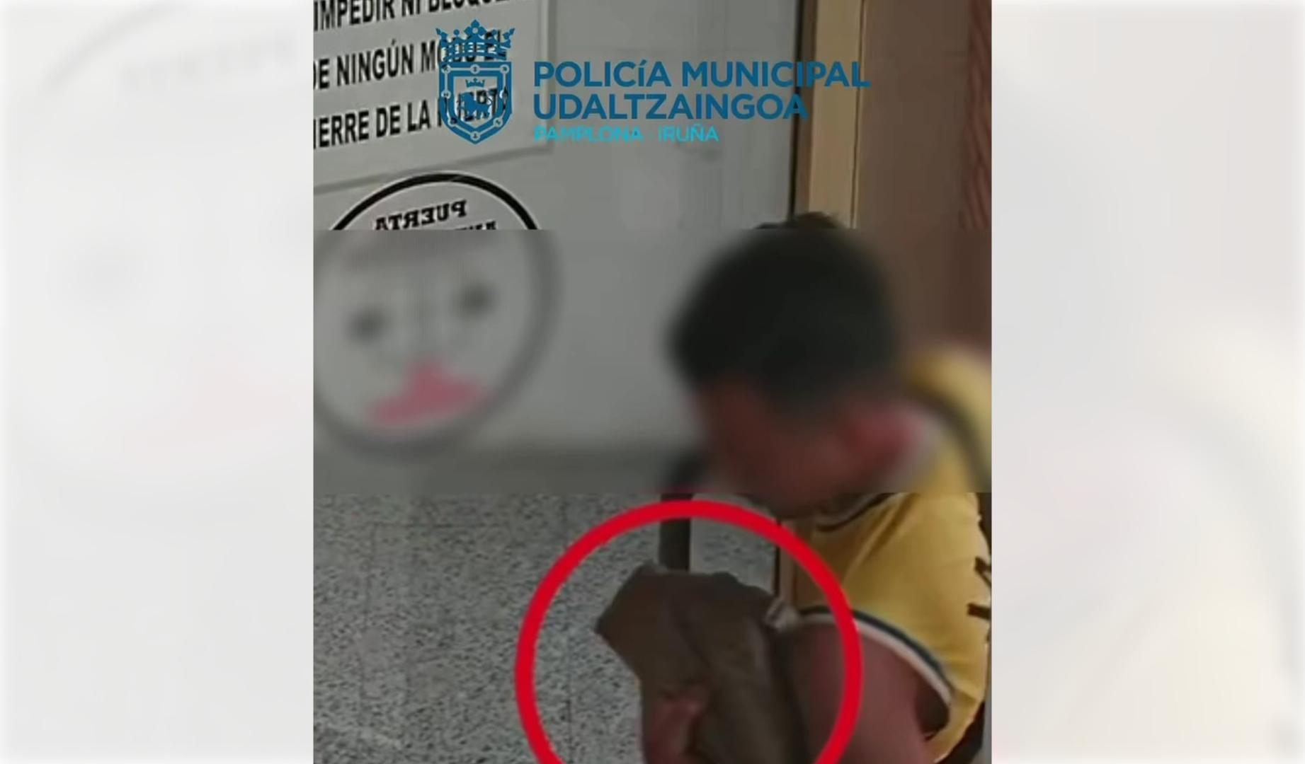 Imagen de unas cámaras de seguridad del detenido mientras robaba con el método del tirón