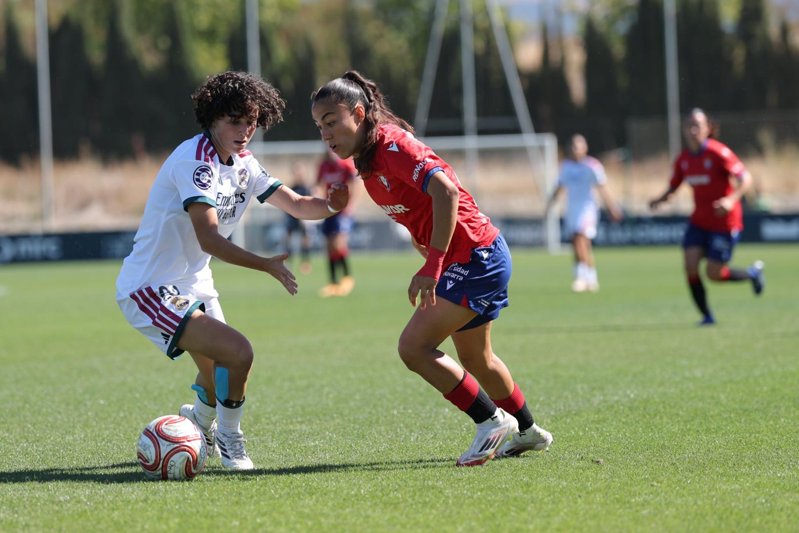 Marina Pérez, autora del 3-1, pugna con la madridista Zuazo