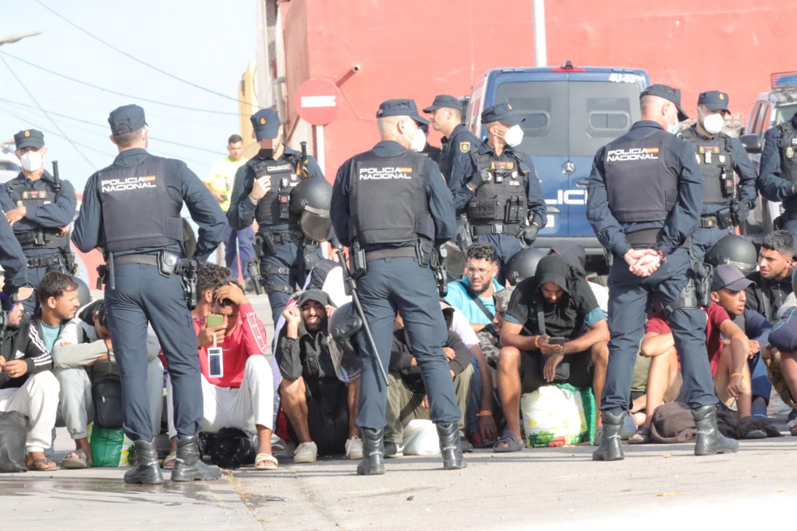 La Policía Nacional trasladan a cientos de migrantes que permanecían durmiendo en la calle a una nueva ubicación formada por varias carpas con la intención de evitar que continúen durmiendo a la intemperie