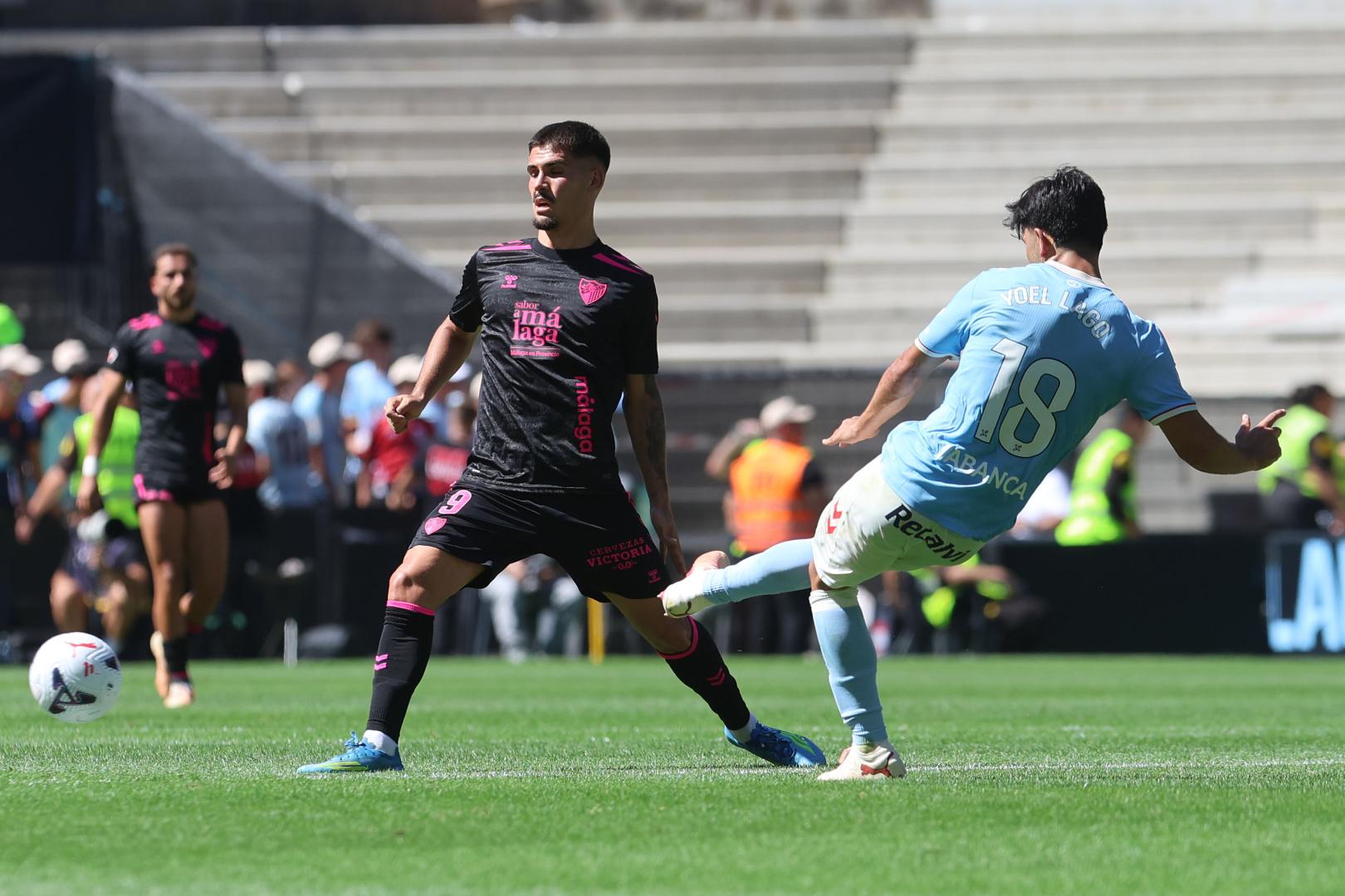 El jugador del Celta Carlos Pérez pugna por un balón con Carlos Ruiz (i) del Málaga