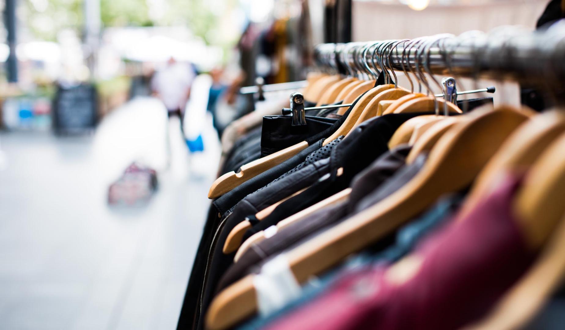 Ropa en el perchero de una tienda