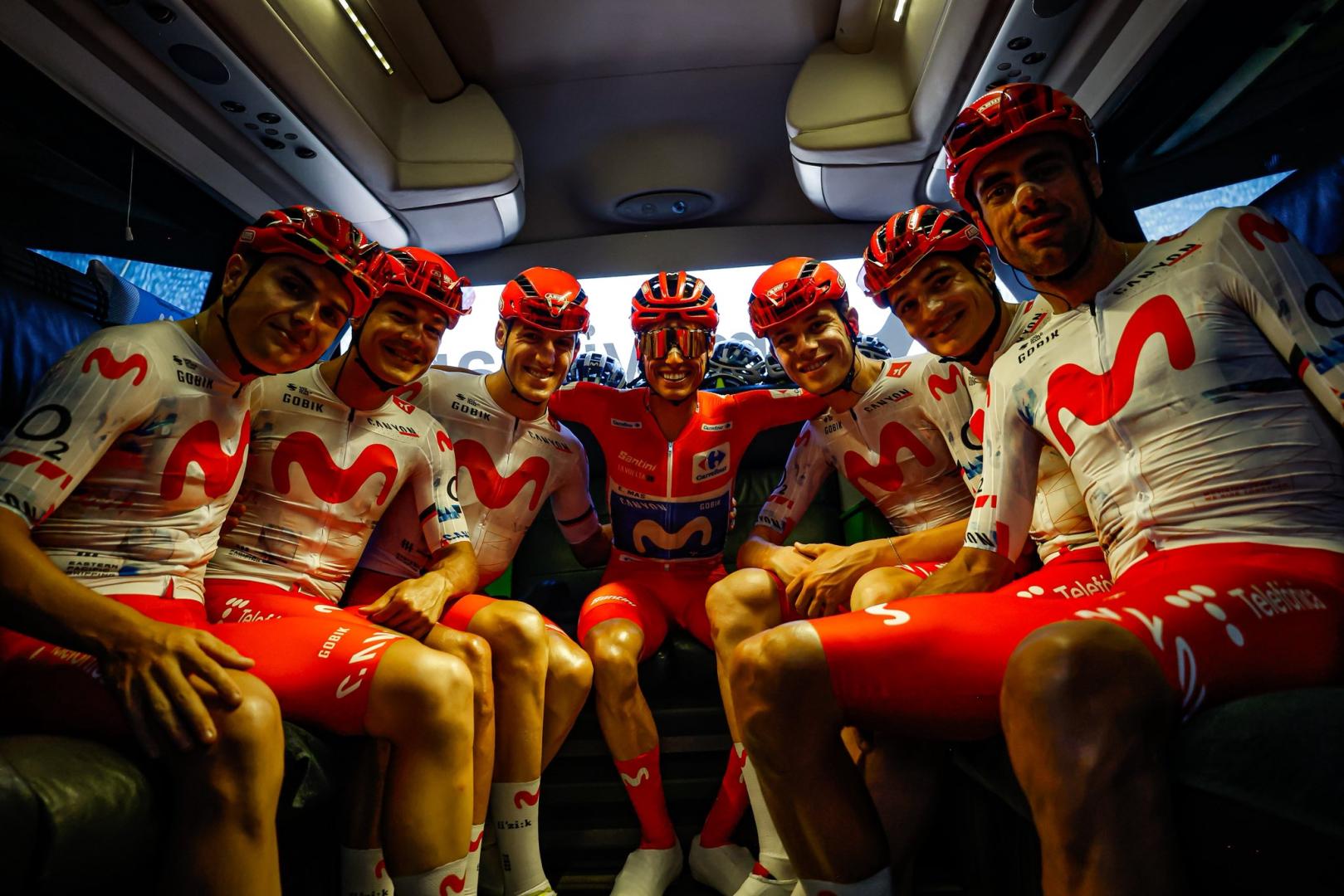 El Movistar de la Vuelta, de blanco y rojo en la salida.