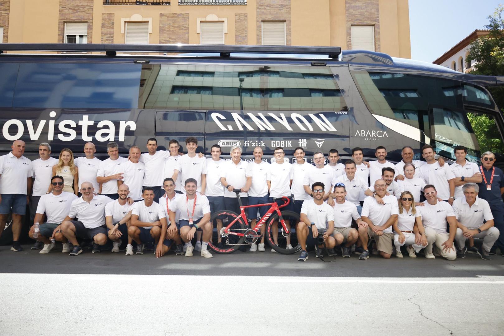 El Movistar al completo con la bici roja de Mas.