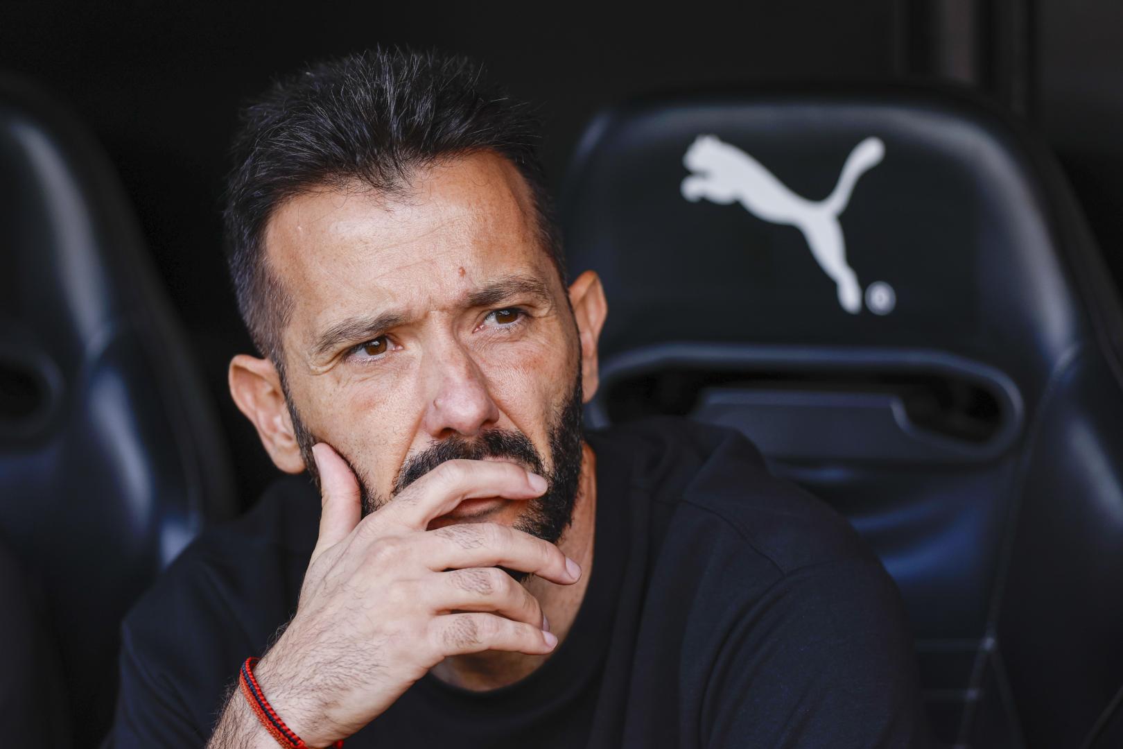 El ya exentrenador del Valencia Carlos Corberán, durante el partido entre Valencia y Barcelona de la cuarta jornada