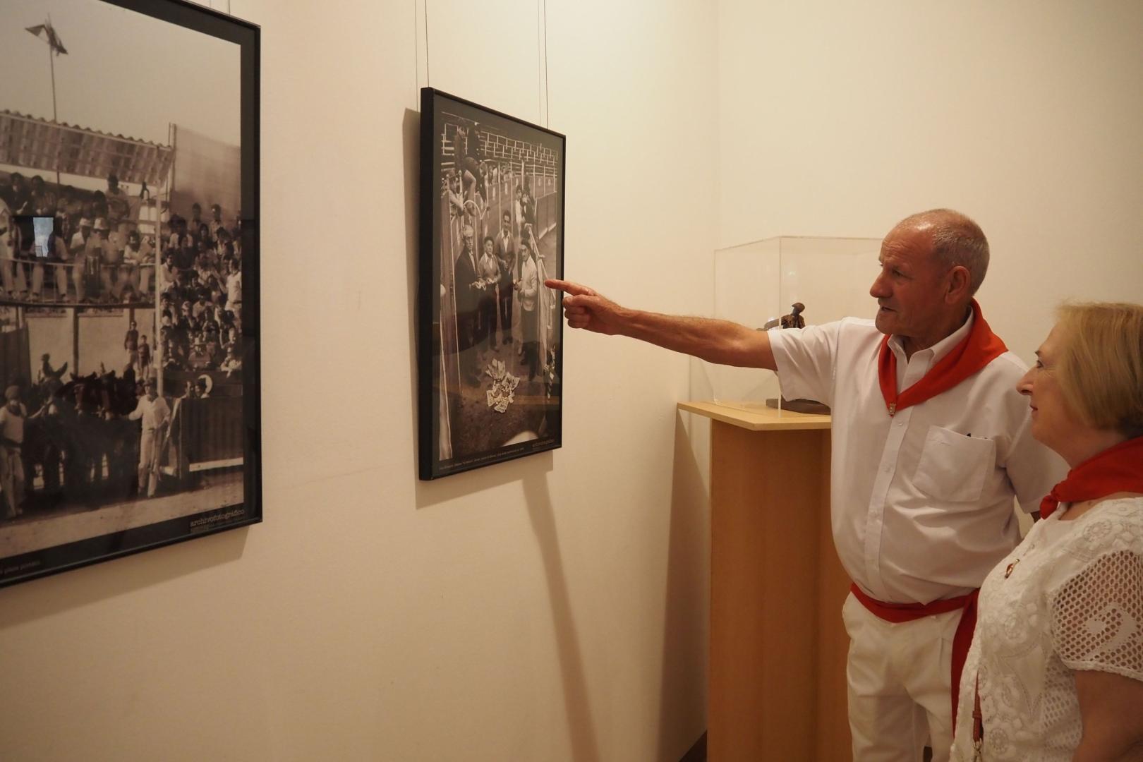Dos sangüesinos repasan las fotos taurinas en la casa de cultura