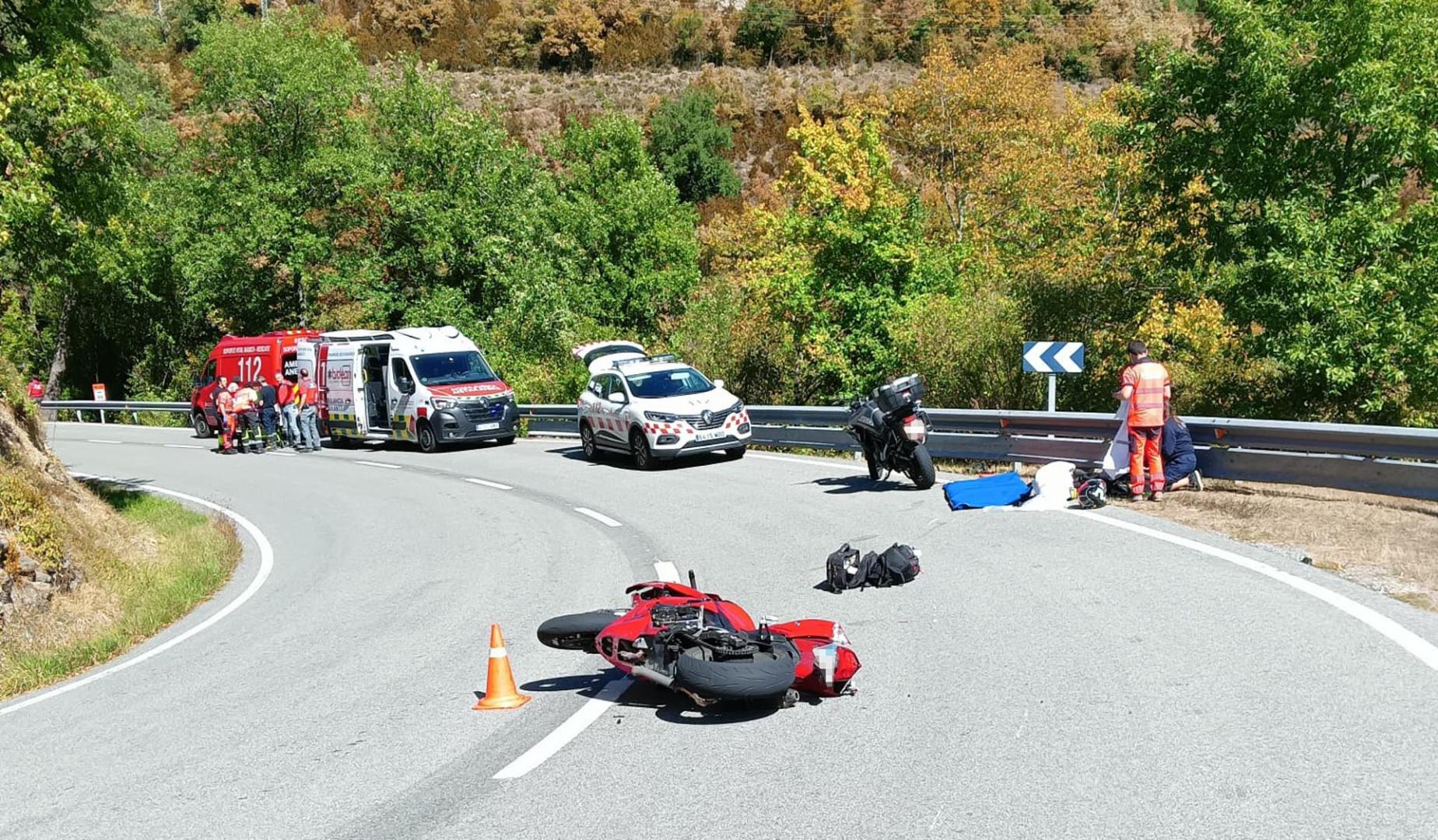 Servicios de emergencia junto al motociclista accidentado