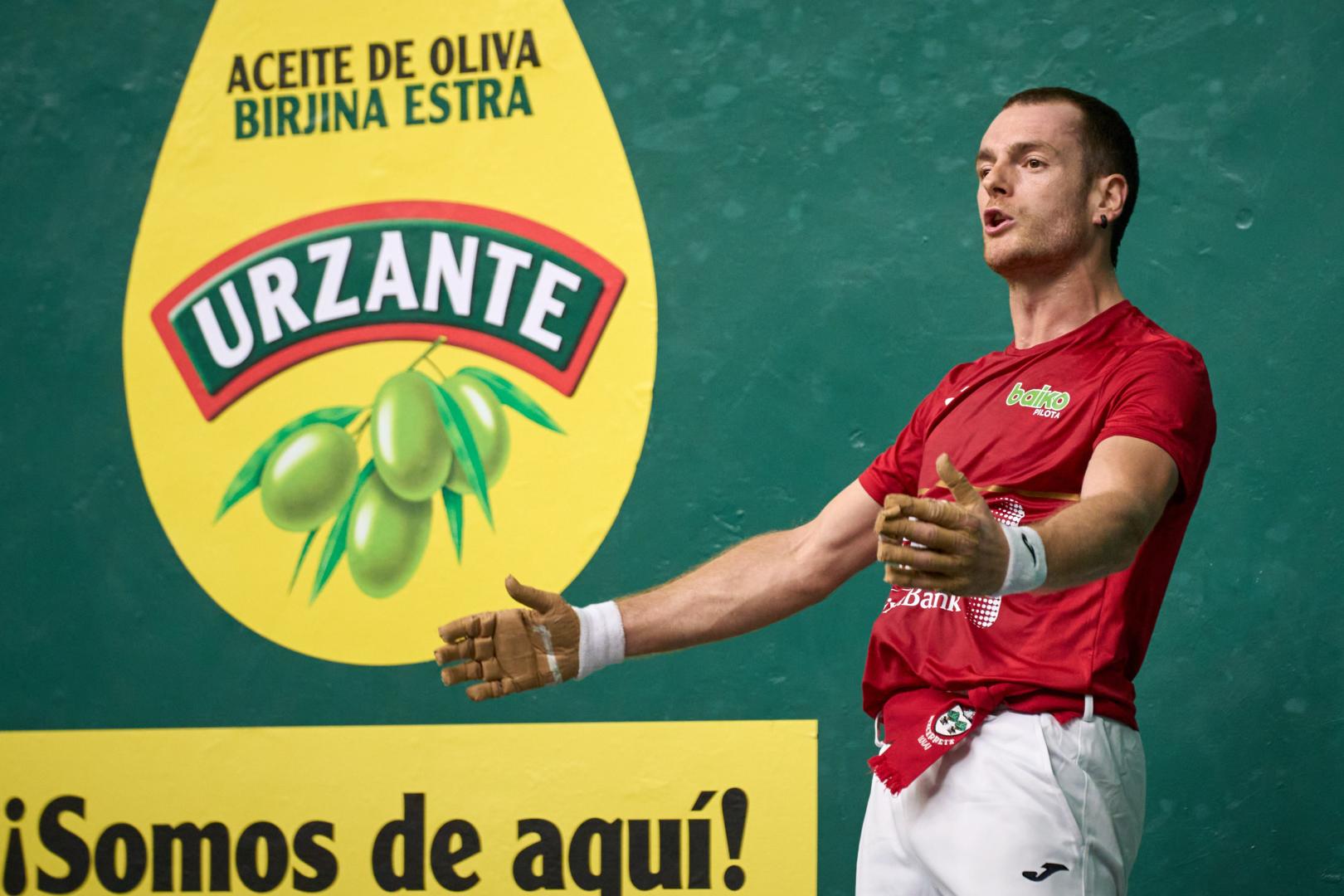 Unai Laso se lamenta de un error en un partido anterior.