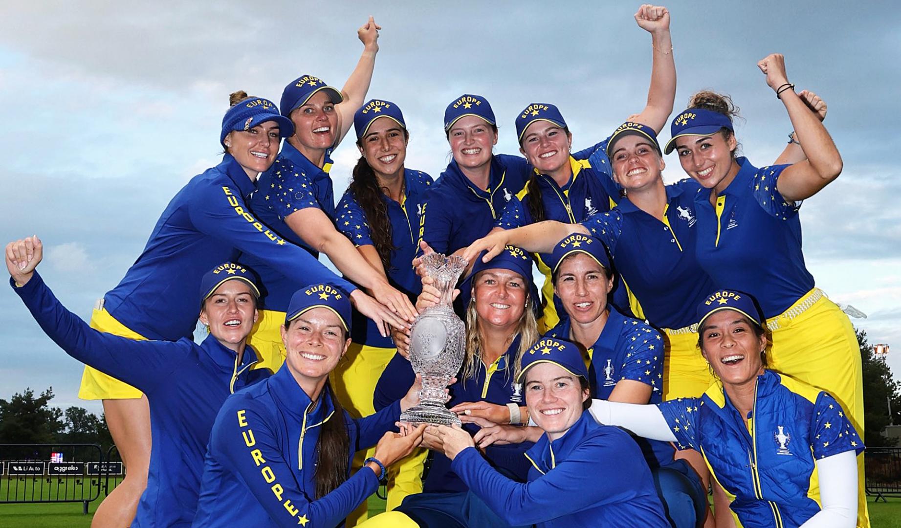 El equipo europeo con Carlota  Ciganda (dcha.) posa con la copa Solheim tras ganar a EE UU