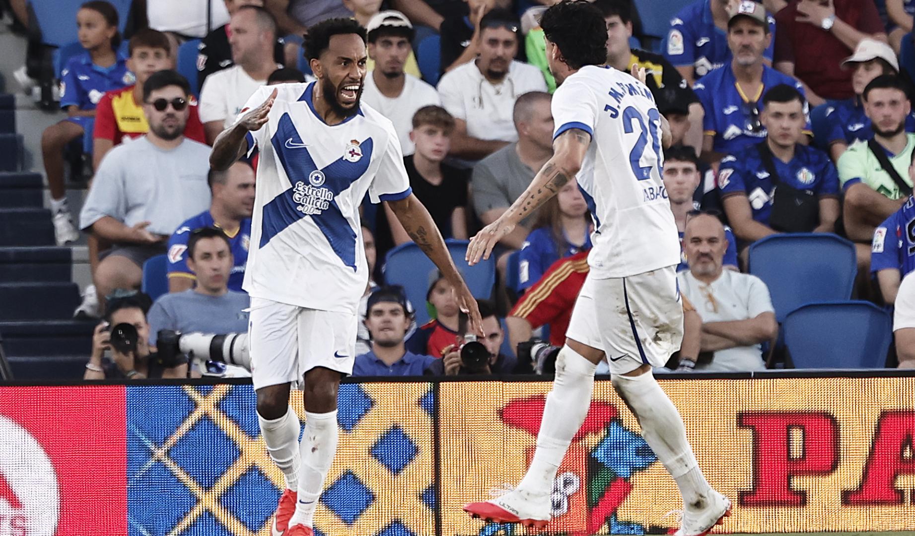 Pierre-Emerick Aubameyang celebra con un compañero su gol que sirvió para que el Dépor sacara un punto en Getafe