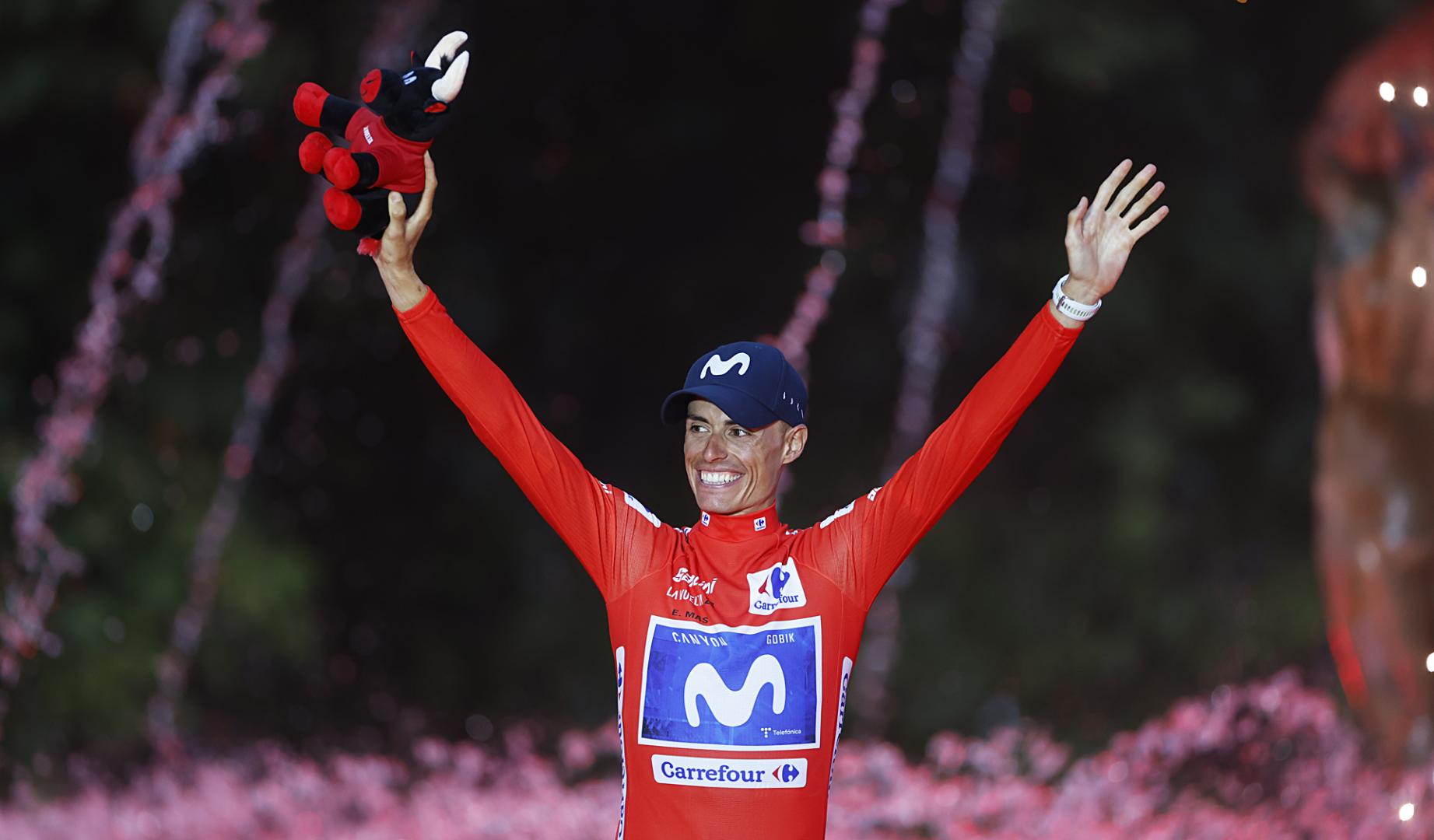 El ciclista Enric Mas, del Movistar, vencedor de La Vuelta, en el podio tras la 21 y última etapa con salida y meta en Granada