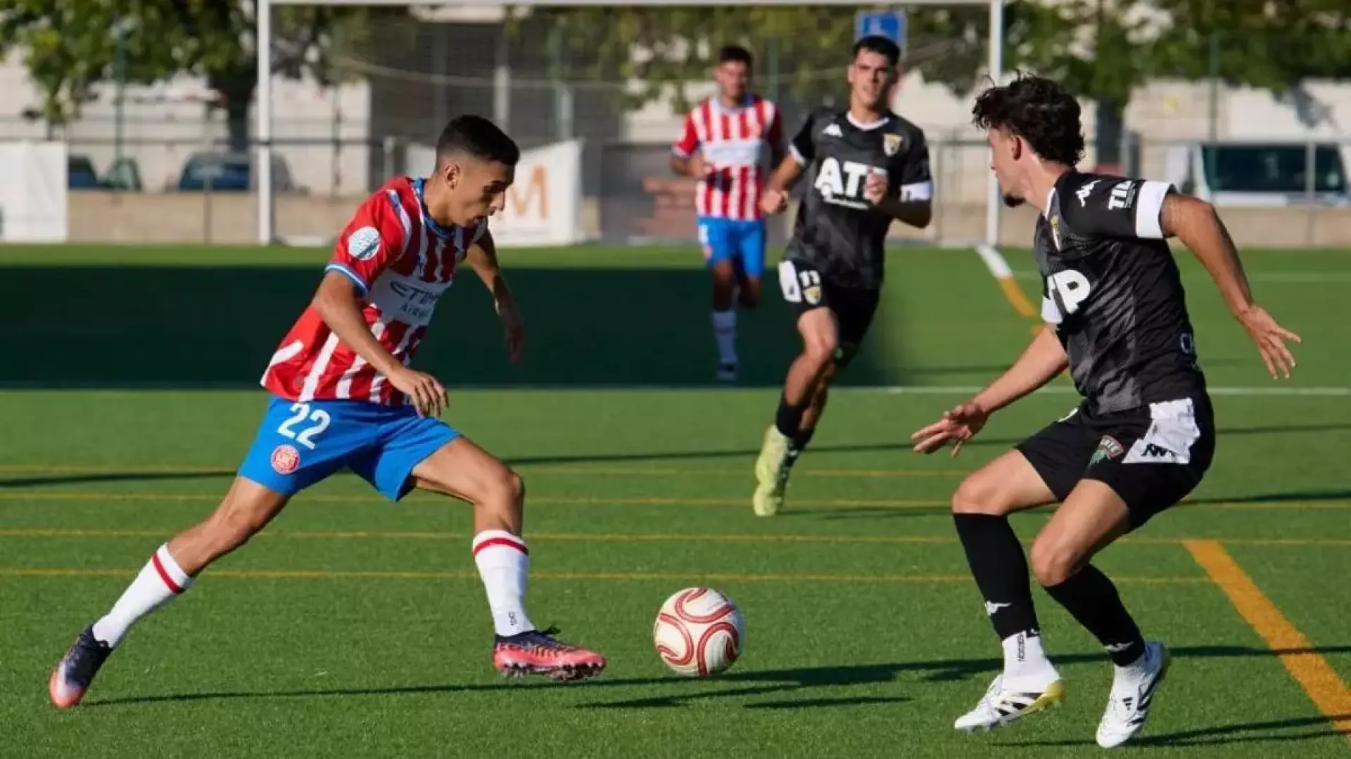 Javier González, del Girona, encara a Marco Martínez, del Tudelano