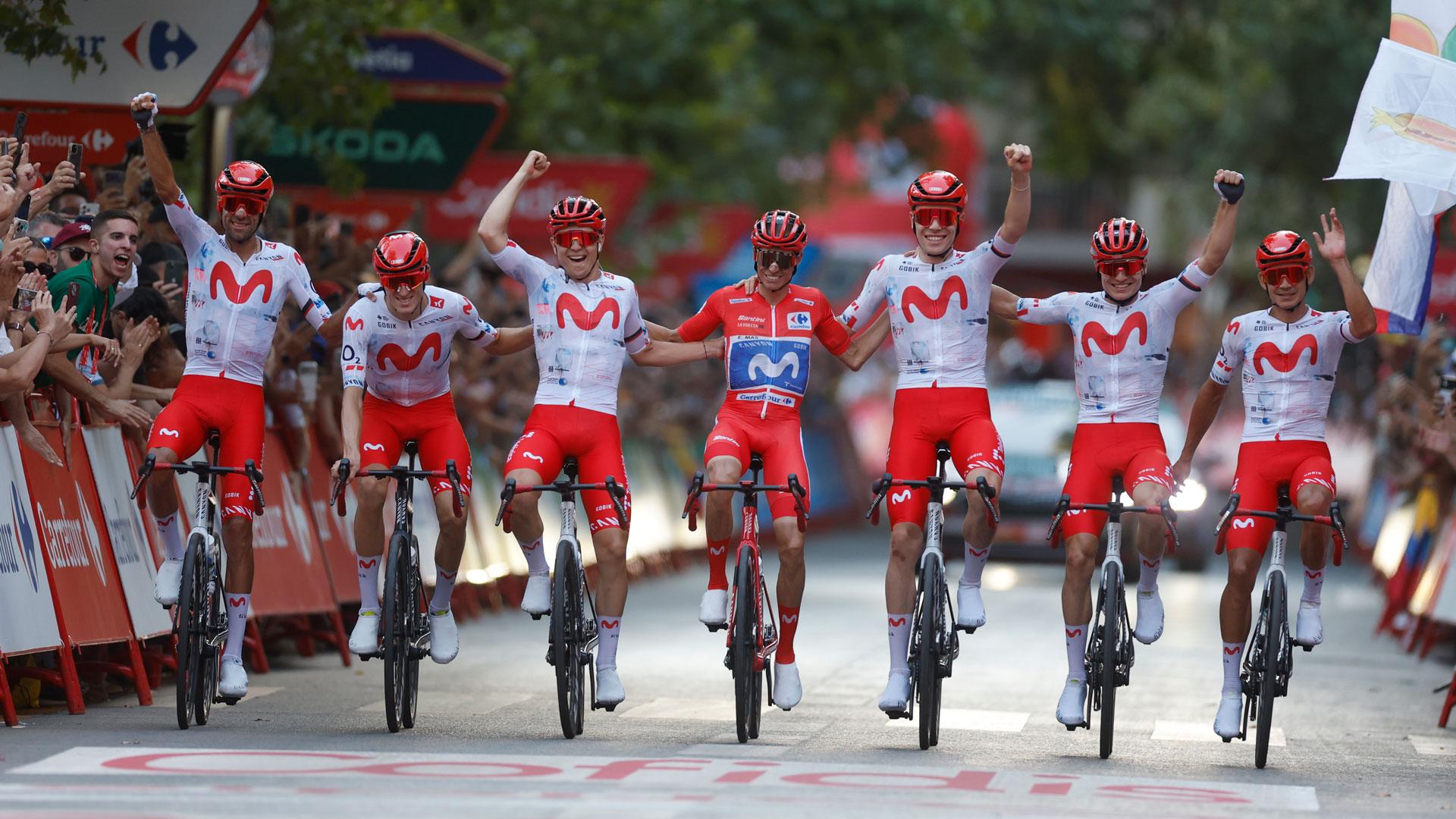 El ciclista Enric Mas (en el centro) junto a sus compañeros del equipo Movistar, a su llegada a meta en la última etapa de la Vuelta a España