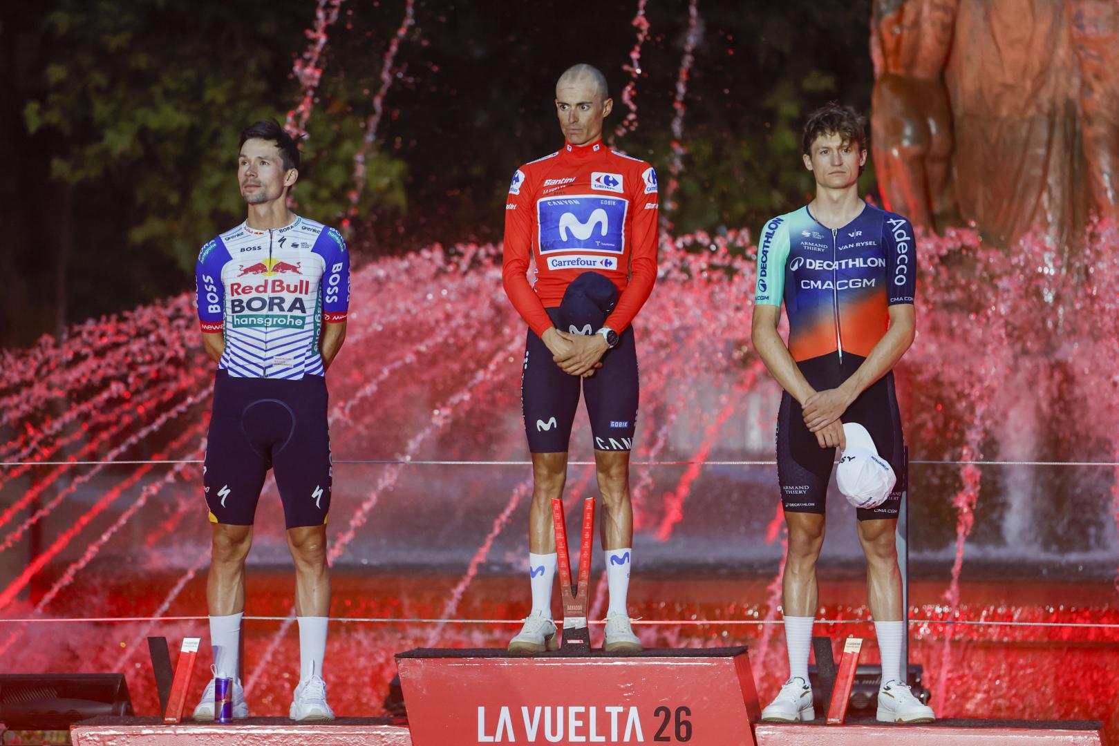 Enric Mas con Roglic y Gall, en el podio.
