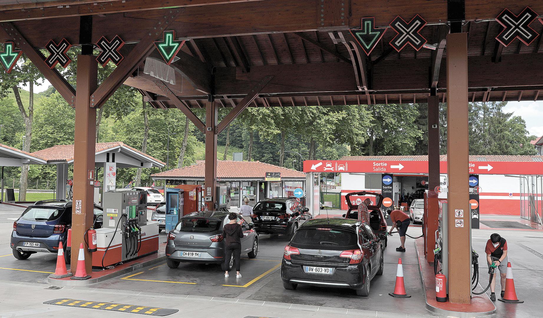 Varios coches franceses repostan en Dantxarinea