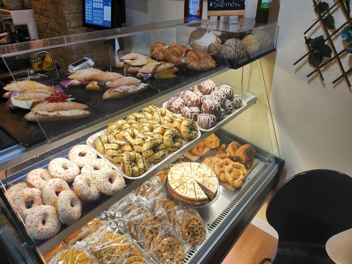 Los dulces son constantes en la cafetería