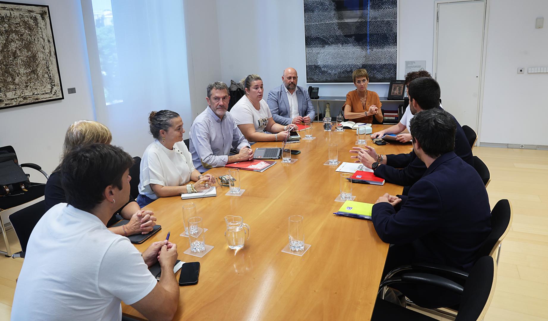 Inicio de la reunión este lunes, 14 de septiembre, entre los socios del tripartito, PSN, Geroa Bai y Contigo Navarra