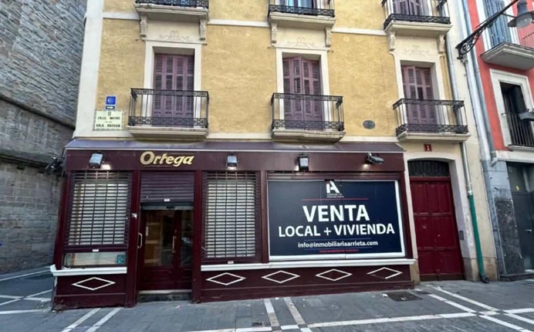 Casa Ortega, que cerró en septiembre de 2025, con el cartel de 'Se vende' en la calle Mayor 1 de Pamplona