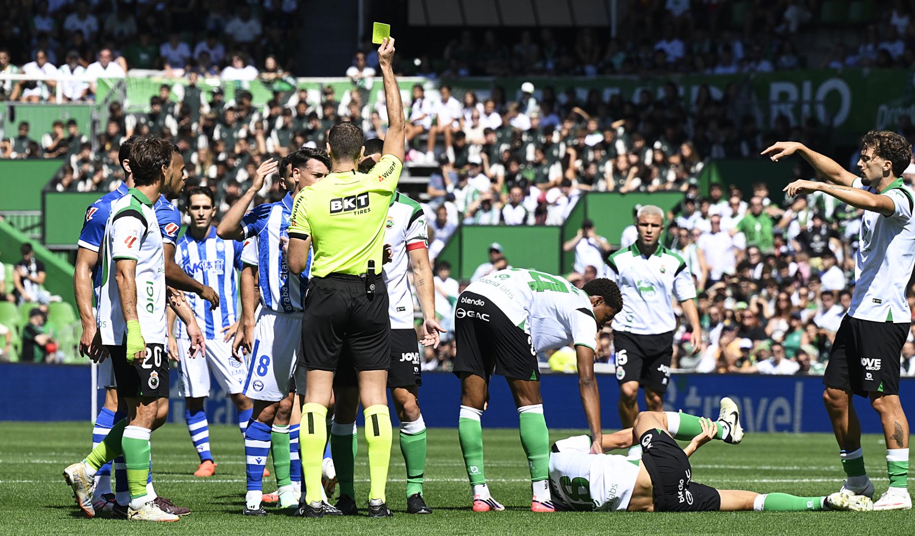 El colegiado Javier Alberola Rojas amonesta a un jugador del Alavés durante el partido
