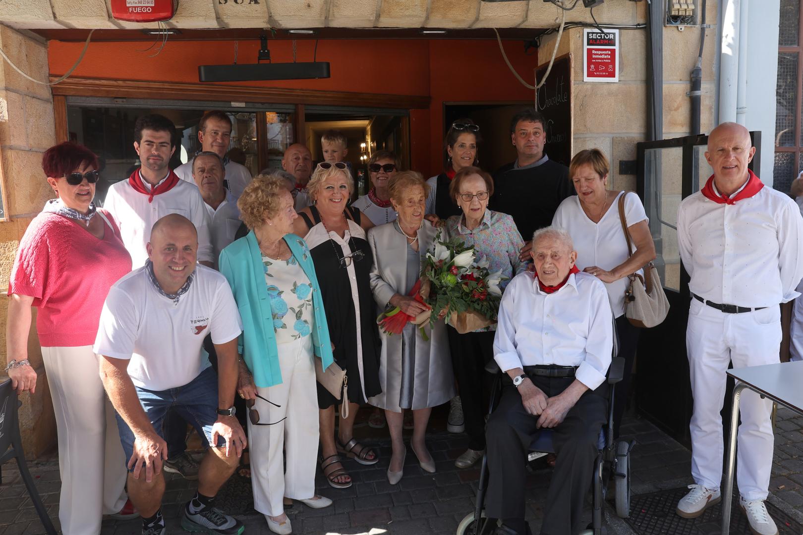 En el centro, con un ramo de flores y rodeada por autoridades locales y familiares, Clarita Olmedillo Aldasoro.