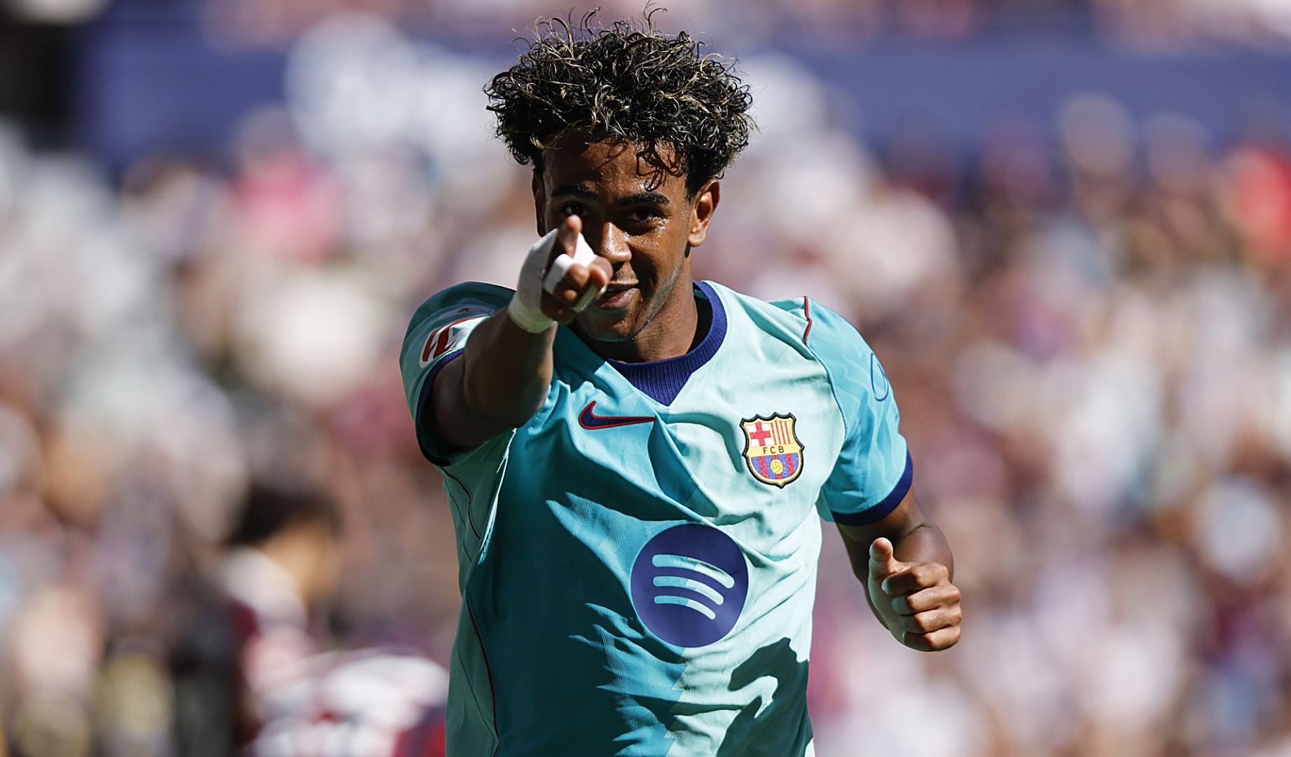 Lamine YAmal señala a la cámara tras anotar uno de sus dos goles contra el Levante en la Jornada 5 de LaLiga