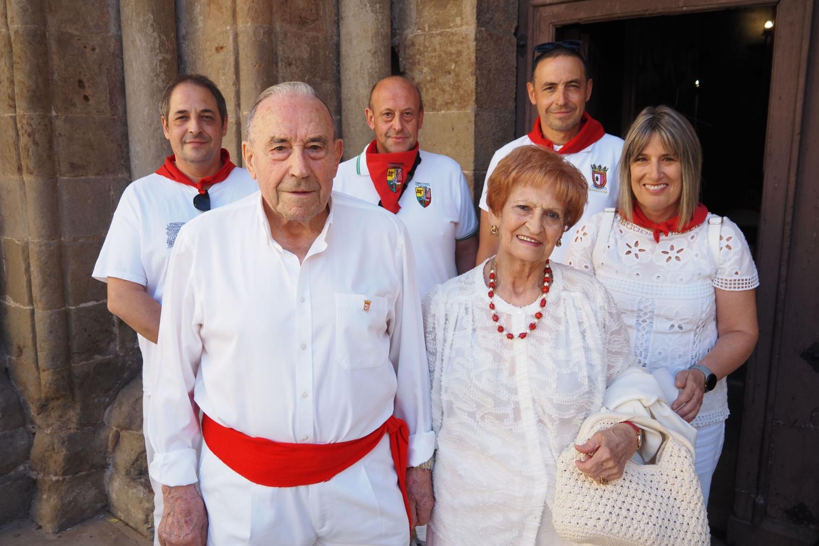 En primer plano, Francisco Miranda Beorlegui y su esposa Tere Zabaldica Azcárate, homenajeados en la parroquia. Tras ellos, de izda. a dcha., sus hijos Jesús Mª, Enrique y Fran, y su nuera Ana