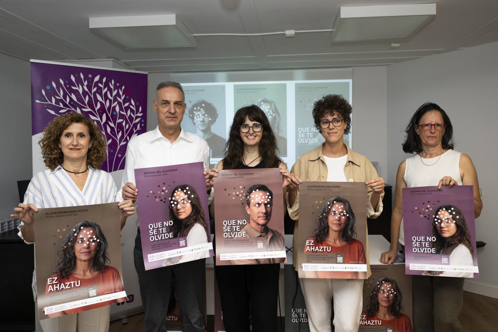 Idoia Lorea y Miguel Ángel Lerga (dcha) junto a miembros de AFAN.
