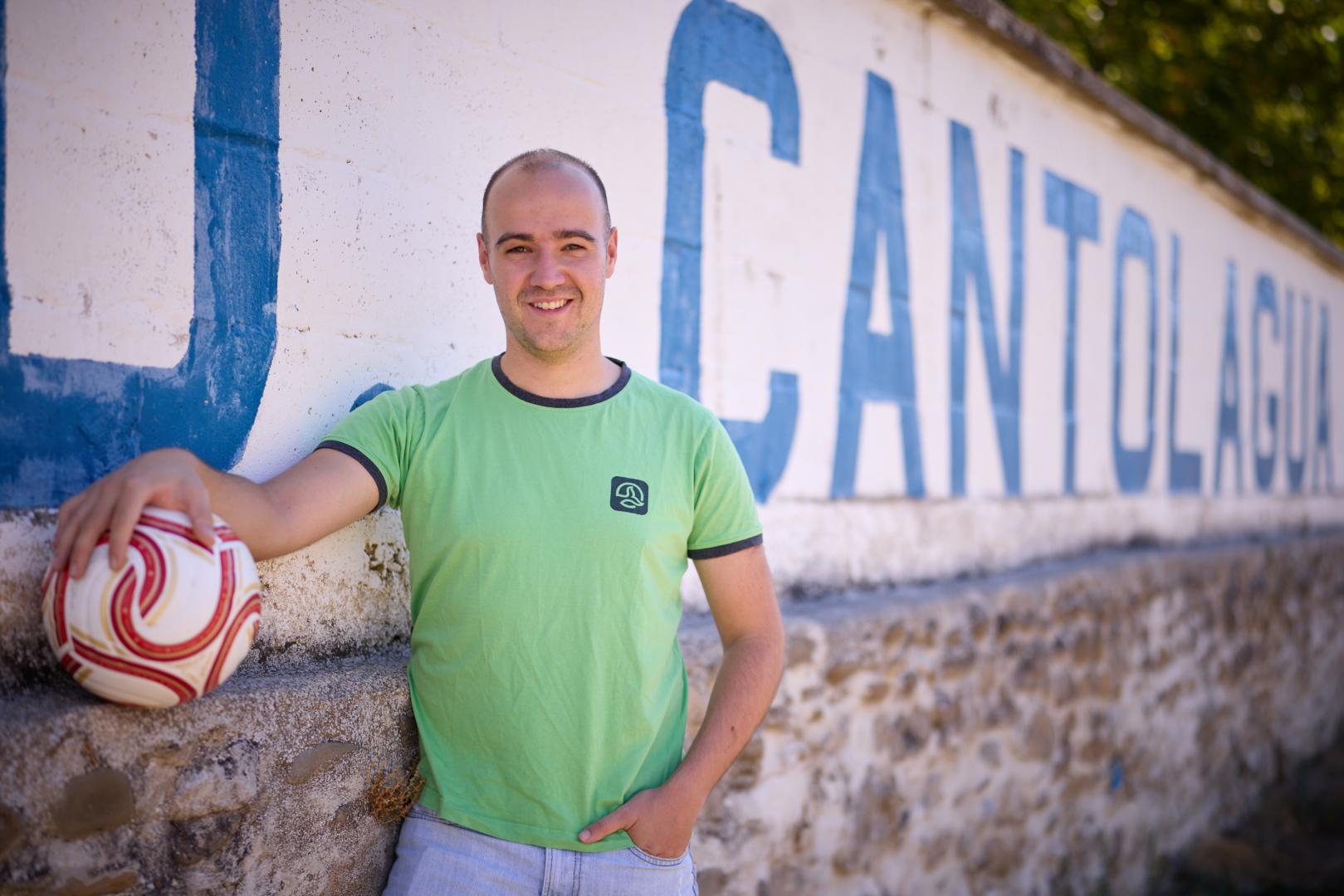 El delantero del Cantolagua Javi Ayesa, en el campo de Sangüesa, marcó el primer gol en el duelo en el que su equipo sumó la victoria